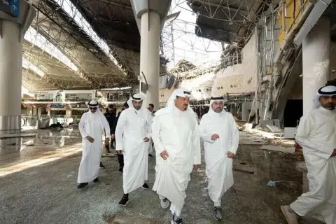 Pegawai Kuwait memeriksa kerosakan di d Lapangan Terbang Antarabangsa Kuwait selepas serangan dron dan peluru berpandu pada 3 Jun.