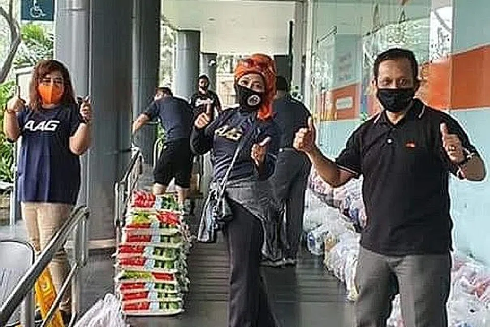BERSATU HULUR BANTUAN: Cik Roza (tengah) bersama rakan-rakan ejen hartanah beliau bersiap untuk mengagihkan habuan kepada penerima. - Foto ORANGETEE AAG DIVISION