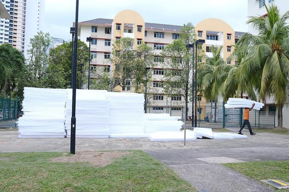 TEMPAT TINGGAL BARU: Tilam kelihatan dibawa masuk ke flat di kawasan Bukit Merah. Flat yang dikosongkan pada 2018 untuk menjalani Sers akan digunakan untuk menempatkan pekerja asing daripada bidang perkhidmatan penting setelah beberapa dormitori pekerja asing menjadi kelompok jangkitan Covid-19. - Foto ZAOBAO