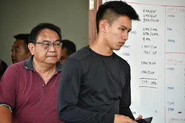 HARAPAN HANCUR: Encik Louis Pang, anak lelaki Cik Puah Geok Tin - salah seorang pendayung Singapura yang hilang di perairan Endau, Mersing, - mengesahkan kematiannya ibunya. - Foto BH oleh ARIFFIN JAMAR
