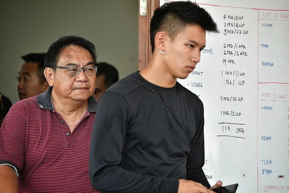 HARAPAN HANCUR: Encik Louis Pang, anak lelaki Cik Puah Geok Tin - salah seorang pendayung Singapura yang hilang di perairan Endau, Mersing, - mengesahkan kematiannya ibunya. - Foto BH oleh ARIFFIN JAMAR