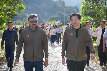 HUBUNGAN MEKAR: Timbalan Perdana Menteri yang juga Menteri Kewangan, Encik Lawrence Wong (kanan), mengakhiri lawatan rasminya dengan berjalan pagi diikuti dengan sarapan pagi bersama Putera Mahkota yang juga Menteri Kanan di Pejabat Perdana Menteri Brunei, Putera Haji Al-Muhtadee Billah (kiri).