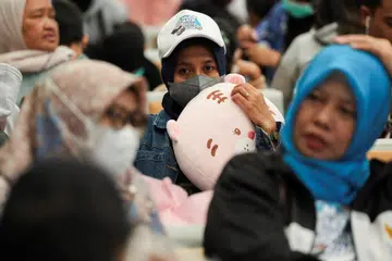 Penumpang menunggu untuk menaiki kereta api pada 3 April 2024, di stesen kereta api di Jakarta, untuk pulang ke kampung halaman mereka, aktiviti yang dikenali sebagai ‘mudik’ menjelang cuti Aidilfitri. 
