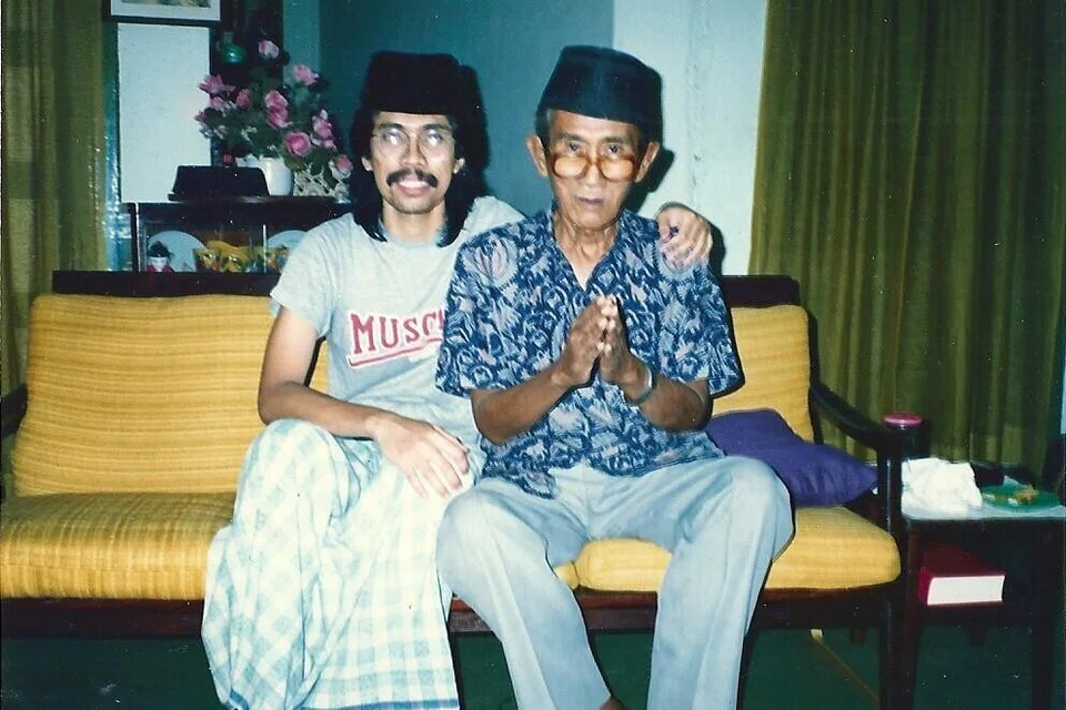 Kali terakhir Encik Sujono (kiri) bercakap dari hati ke hati bersama bapanya, Pak Zubir Said adalah sewaktu beliau berangkat ke Switzerland.