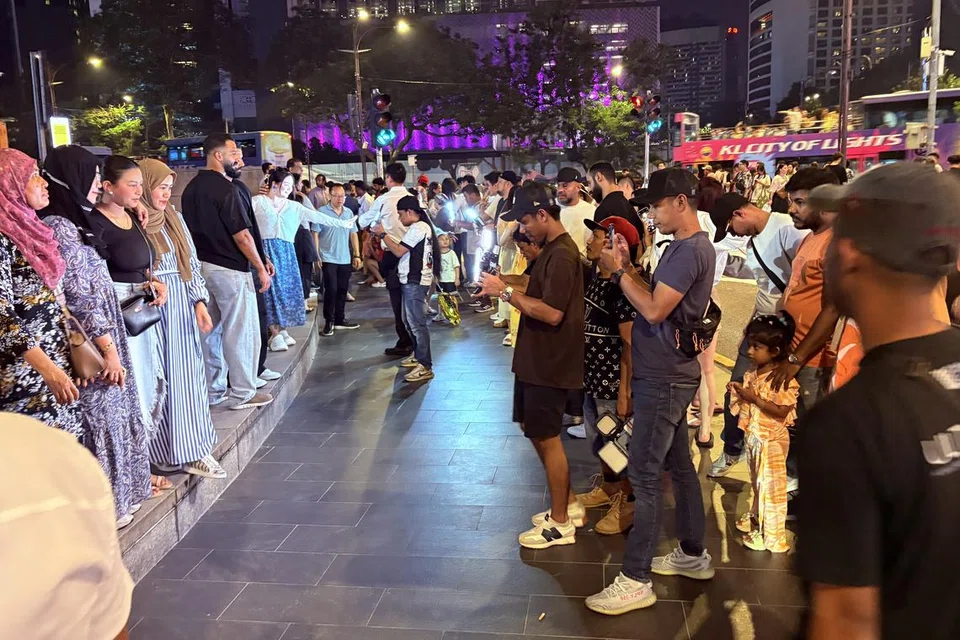 Jurugambar amatur di pekarangan KLCC mengenakan caj antara RM5 hingga RM10 kepada pelanggan bagi setiap keping gambar yang dirakam.