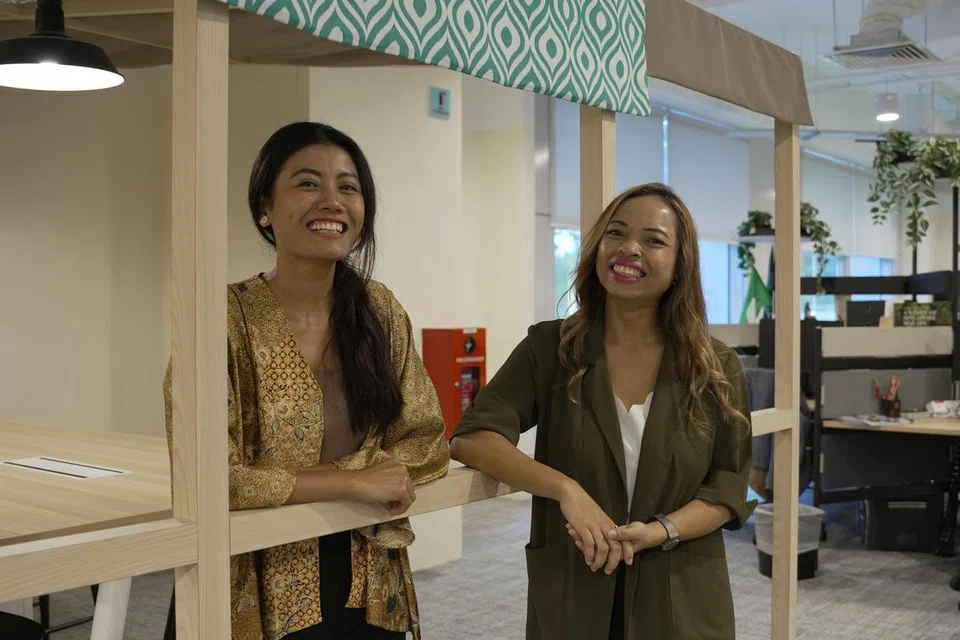 Episod podcast ‘No Tapis’ Berita Harian kali ini menampilkan dua pembantu rumah, Cik Sri Mulyani (kiri) dan Cik Fitri, yang berwawasan mempertingkat diri mereka dengan menambah kemahiran melalui pelbagai kursus demi menikmati kehidupan lebih selesa apabila pulang ke Indonesia.