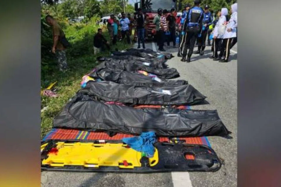 Sebuah trak polis Pasukan Simpanan Persekutuan (FRU) terlibat dalam kemalangan dengan sebuah lori muatan batu kerikil di Jalan Chikus-Sungai Lampan, Teluk Intan, Perak, pada pagi 13 Mei.