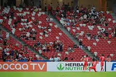 TUNGGAK: Safuwan Baharudin (gambar atas, jersi nombor 21) meraikan kejayaannya menjaringkan gol pertama Singapura semasa menentang Myanmar Ahad lalu. Apabila bertemu Filipina malam ini, pasukan Singa dijangka bergantung lagi pada Ikhsan Fandi, yang menunjukkan kehandalan di depan gol apabila menyumbatkan dua gol terhadap Myanmar. - Foto fail BH