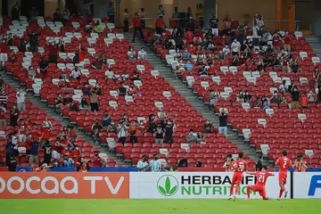 TUNGGAK: Safuwan Baharudin (gambar atas, jersi nombor 21) meraikan kejayaannya menjaringkan gol pertama Singapura semasa menentang Myanmar Ahad lalu. Apabila bertemu Filipina malam ini, pasukan Singa dijangka bergantung lagi pada Ikhsan Fandi, yang menunjukkan kehandalan di depan gol apabila menyumbatkan dua gol terhadap Myanmar. - Foto fail BH