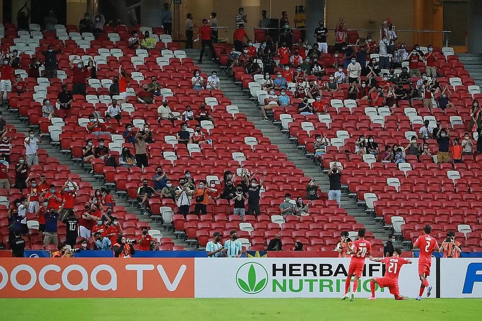 TUNGGAK: Safuwan Baharudin (gambar atas, jersi nombor 21) meraikan kejayaannya menjaringkan gol pertama Singapura semasa menentang Myanmar Ahad lalu. Apabila bertemu Filipina malam ini, pasukan Singa dijangka bergantung lagi pada Ikhsan Fandi, yang menunjukkan kehandalan di depan gol apabila menyumbatkan dua gol terhadap Myanmar. - Foto fail BH