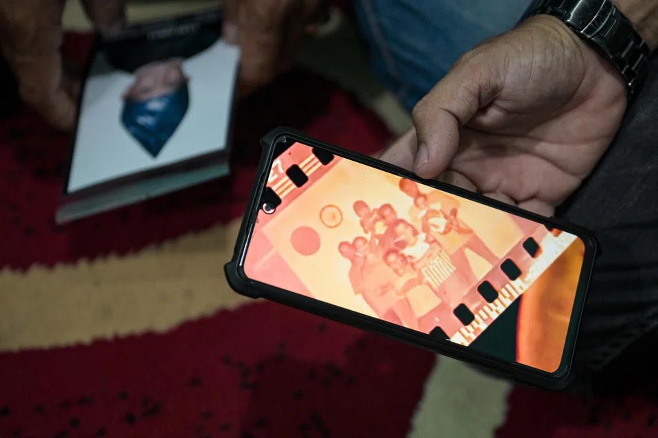 Encik Ardiansyah menunjukkan gambar beliau sekeluarga sebelum tsunami menimpa. Malangnya mereka tidak mempunyai gambar lebih jelas anggota keluarga yang hilang, termasuk ibunya. 