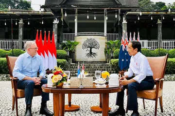 MENCARI KESERASIAN: Perdana Menteri Australia, Encik Anthony Albanese (kiri), mengadakan sidang puncak bersama Presiden Joko "Jokowi" Widodo (kanan) di Istana Presiden Indonesia di Bogor pada 6 Jun lalu. - Foto AFP