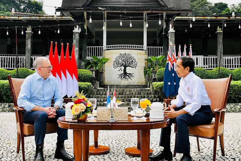 MENCARI KESERASIAN: Perdana Menteri Australia, Encik Anthony Albanese (kiri), mengadakan sidang puncak bersama Presiden Joko "Jokowi" Widodo (kanan) di Istana Presiden Indonesia di Bogor pada 6 Jun lalu. - Foto AFP