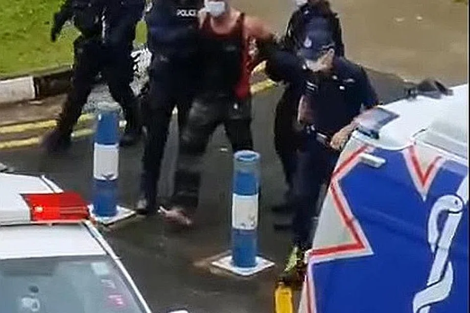 DITAHAN POLIS: Lelaki yang membawa pedang telah merosakkan sekurang-kurangnya tiga kereta dan menyerang seorang pejalan kaki. - Foto FACEBOOK/IRENE HO