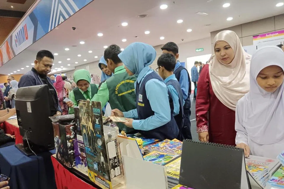 PUPUK DI USIA MUDA: Penguasaan bahasa Melayu yang baik perlu dimulakan sedari awal persekolahan di peringkat rendah.