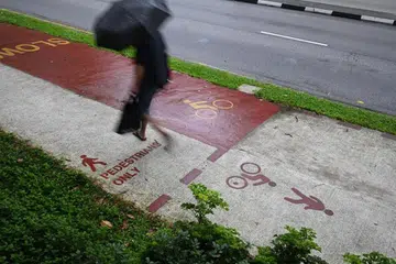 Untuk memberi amaran kepada pengguna tentang laluan khas pejalan kaki itu, tanda fizikal - termasuk logo pejalan kaki dan perkataan ‘pedestrians only’ (pejalan kaki sahaja) - akan dicetak di atas laluan bersebelahan dengan laluan berbasikal.