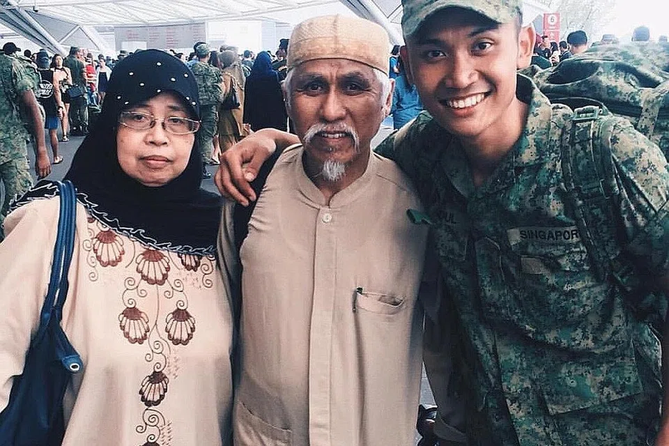 'BAJU RAYA HIJAU': Penyanyi dan penggubah lagu muda, Ahmadul Amin (kanan) bersama ibu bapanya, Cik Takisah Amin (kiri) dan Encik Haron Mename, sewaktu mula menjalani Perkhidmatan Negara pada Hari Raya kedua, empat tahun lalu. - Foto ihsan AHMADUL AMIN