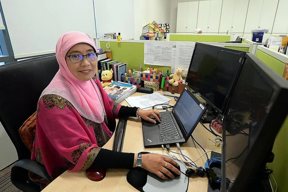 ILMU SEPANJANG HAYAT: Cik Siti Hawa kini giat mengikuti program sarjana dalam bidang pembangunan kemahiran dan tenaga kerja. - Foto ZAINAL YAHYA