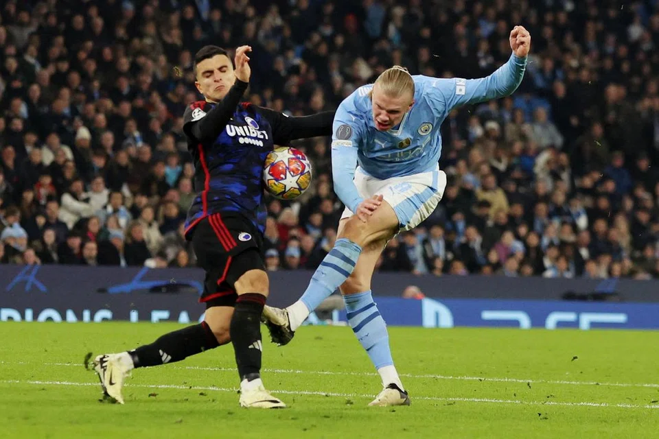 Erling Haaland (kanan) daripada Manchester City beraksi bersama pemain FC Copenhagen, Mohamed Elyounoussi.