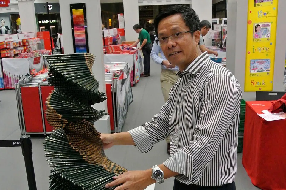 ANTARA TARIKAN: Pengarah urusan Faber-Castell, Encik Yandramin Halim, mahu menggalakkan orang ramai terus menceburi seni bergambar dengan salah satu tarikan Festival Seni Faber-Castell iaitu arca pensel rekaan Kerstin Schulz. - Foto BH oleh NURMAYA ALIAS