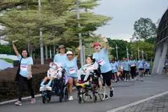 Peserta ‘Carry Hope Walk & Run 2025’ menamatkan laluan perjalanan mereka di OCBC Square, Hab Sukan, pada 22 Februari 2025.