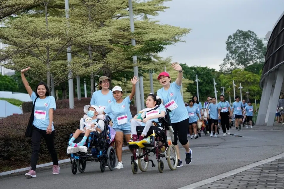 Peserta ‘Carry Hope Walk & Run 2025’ menamatkan laluan perjalanan mereka di OCBC Square, Hab Sukan, pada 22 Februari 2025.