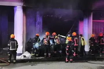 KEMALANGAN TERUK: Sebuah kereta BMW yang dinaiki lima pemuda merempuh bahagian depan sebuah rumah kedai lalu terbakar, semua mangsa meninggal dunia di tempat kejadian. - Foto ihsan SONG SENG WUN