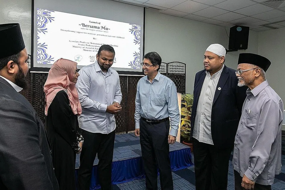 BANTU PASANGAN: Pasangan suami isteri, Encik Thawfeekur Rahman (tiga dari kiri) bersama isterinya, Cik Anisha Thameen Dheen (dua dari kiri) meraih manfaat daripada sesi dengan naib kadi mereka, Ustaz Ziyaudeen Sirajuddeen (kiri) di bawah program Bersamamu. Bersama mereka ialah Dr Faishal Ibrahim, Ustaz Zahid Zin, yang merupakan antara golongan naib kadi yang terlibat serta Ustaz Pasuni Maulan. - Foto MCCY/ROMM 