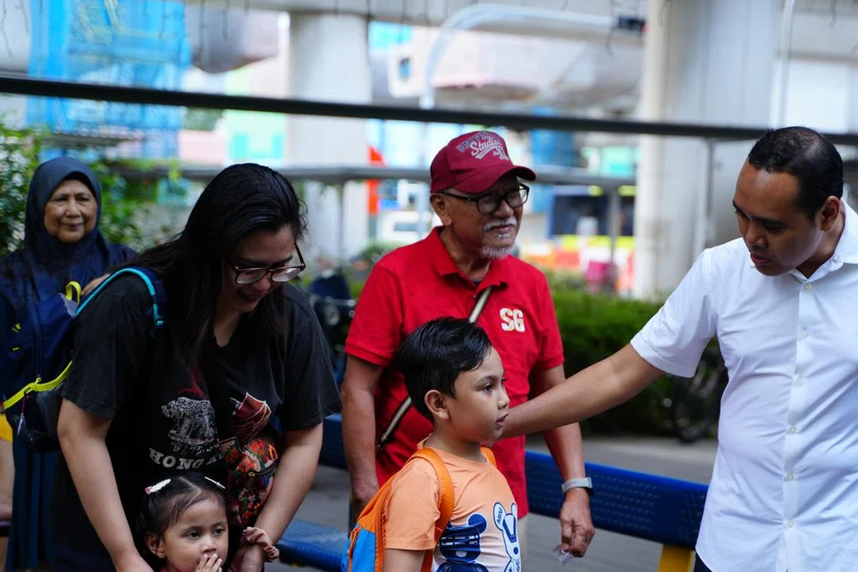 Anggota Parlimen (AP) GRC Chua Chu Kang, Encik Zhulkarnain Abdul Rahim (kanan) bersama para penduduk di Kelab Masyarakat Keat Hong.