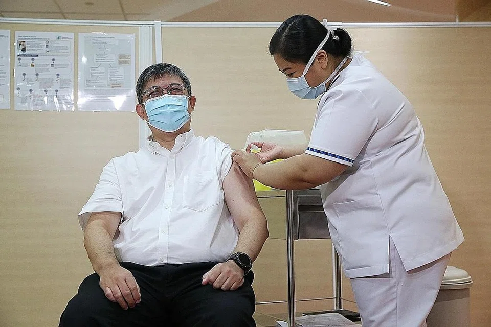 LANGKAH LINDUNGI DIRI DAN ORANG LAIN: Pengarah Perkhidmatan Perubatan Kementerian Kesihatan (MOH), Profesor Madya Kenneth Mak, menerima suntikan vaksin Covid-19 semalam. - Foto MCI