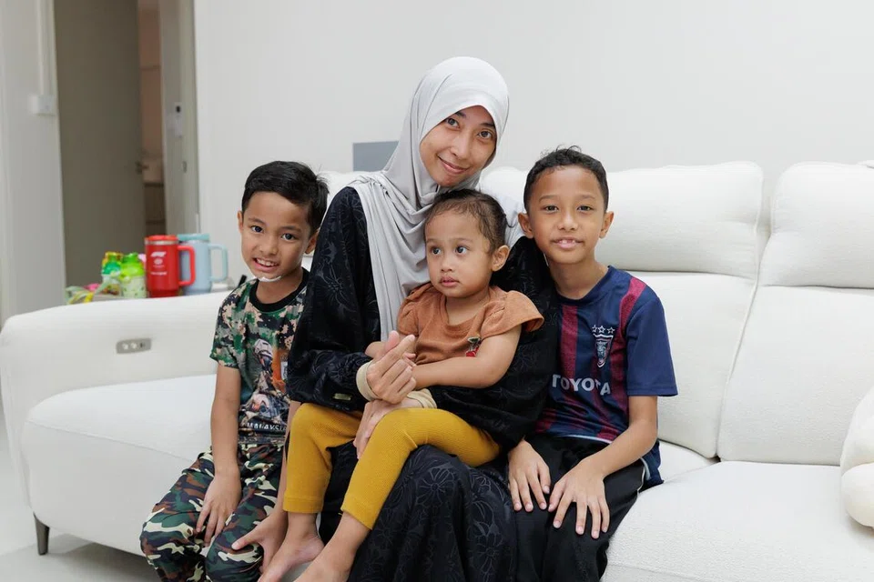 Cik Idah meluangkan masa membuat kuih untuk pelanggan I.M Collectionz apabila ketiga-tiga anaknya tidur atau sibuk dengan kerja sekolah.