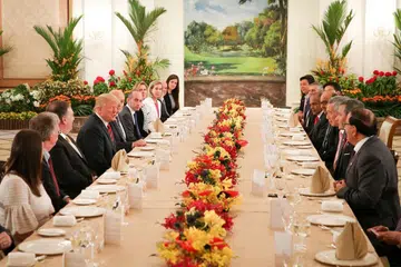 JAMUAN TENGAH HARI: Rombongan Presiden Amerika Syarikat Encik Donald Trump (empat dari kiri) dihoskan Perdana Menteri Lee Hsien Loong (tiga dari kanan) dalam satu jamuan makan tengah hari di Istana semalam, yang turut dihadiri beberapa anggota Kabinet lain. - Foto BH oleh ONG WEE JIN