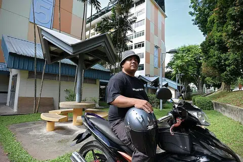 PENGALAMAN MANIS: Di jaga oleh datuk dan neneknya sejak kecil lagi, Encik Norazmy berkata beliau akan rindukan kawasan Tanglin Halt yang diibaratkan sebagai kampungnya. - Foto BM oleh NG SOR LUAN