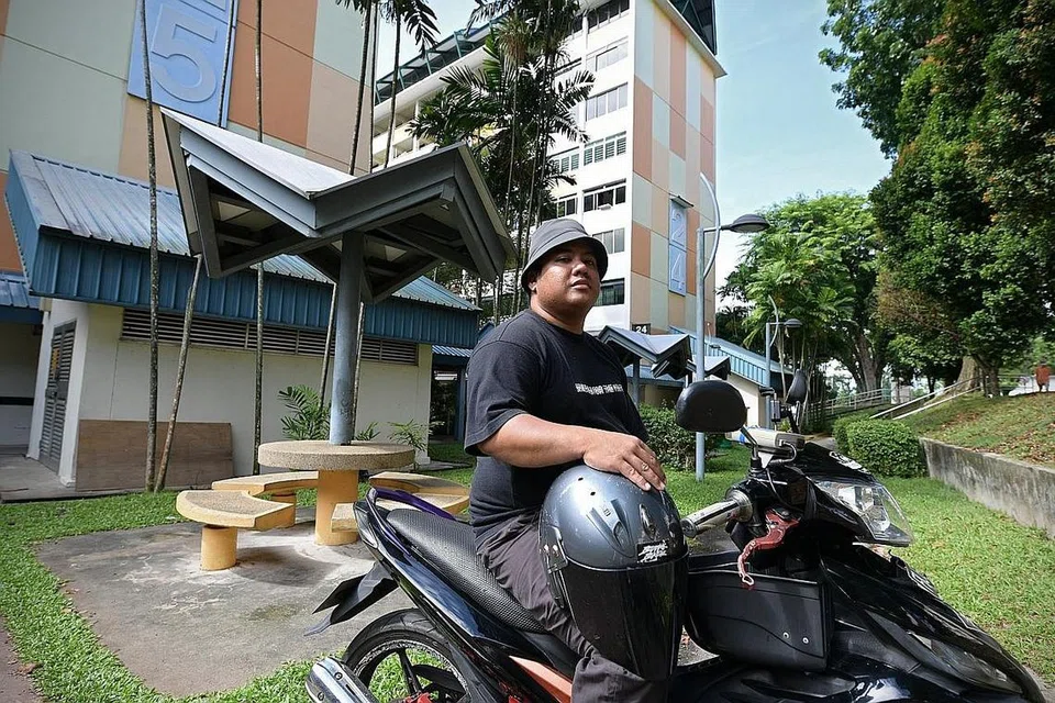 PENGALAMAN MANIS: Di jaga oleh datuk dan neneknya sejak kecil lagi, Encik Norazmy berkata beliau akan rindukan kawasan Tanglin Halt yang diibaratkan sebagai kampungnya. - Foto BM oleh NG SOR LUAN