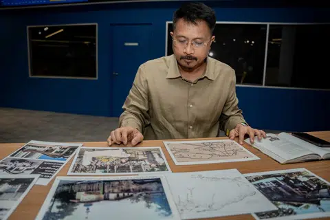 Encik Sarafian Salleh menyimpan peta serta gambar lama bagi mengenang sejarah Punggol.