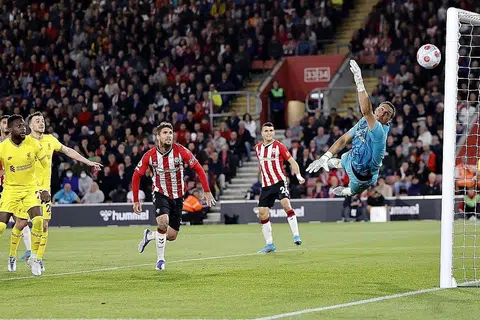 GOL KEMENANGAN: Penjaga gol Southampton, Alex McCarthy, gagal menyelamatkan gol kedua Liverpool yang dijaringkan oleh pemain pertahanan Joel Matip (tidak kelihatan dalam gambar). - Foto EPA-EFE