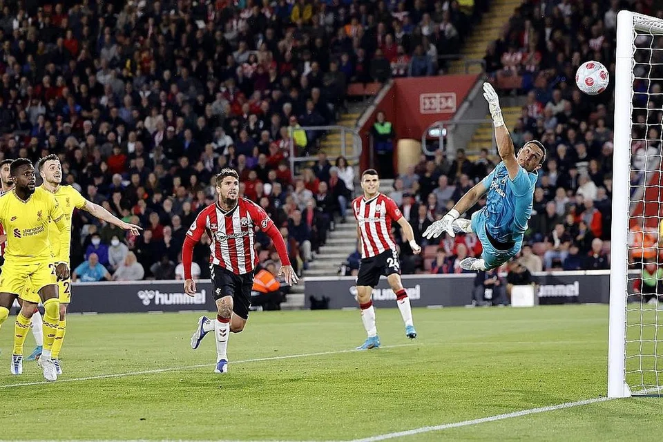 GOL KEMENANGAN: Penjaga gol Southampton, Alex McCarthy, gagal menyelamatkan gol kedua Liverpool yang dijaringkan oleh pemain pertahanan Joel Matip (tidak kelihatan dalam gambar). - Foto EPA-EFE