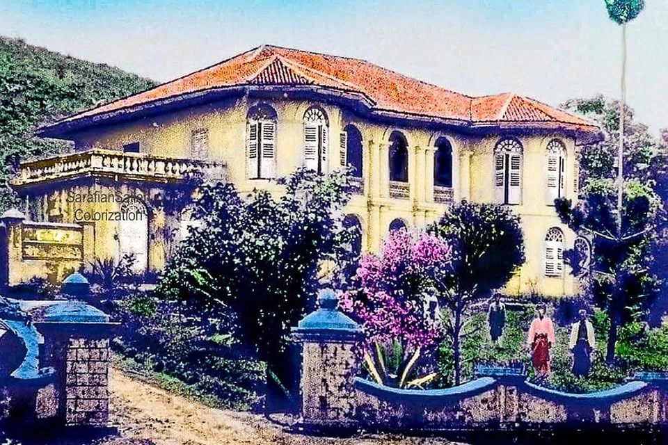 ISTANA LAMA: Sultan Abu Bakar Temenggong Daeng Ibrahim, Sultan Johor era moden pertama, dilahirkan di istana ini, yang terletak di Telok Blangah Road. Ia dirobohkan pada 1962 dan kemudian digantikan dengan kilang kasut Bata. Selepas kilang itu dirobohkan pada 1980, sebuah kondominium, Harbourlights, dibangunkan pada 1990-an sehingga sekarang. - Foto WIKIPEDIA DIWARNAKAN MENGIKUT WARNA ASAL OLEH SARAFIAN SALLEH