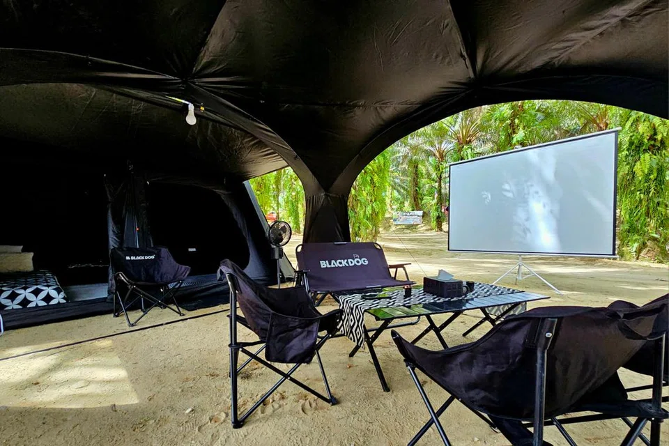 Projektor bagi menonton filem bersama di bawah langit malam.
