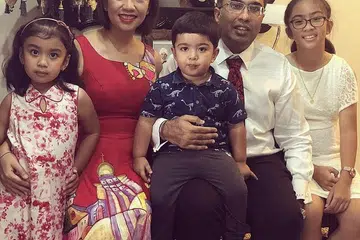 KELUARGA BERI SOKONGAN: Paola Athena Flavier Hundal (kanan), 10 tahun, yang ambil mata pelajaran bahasa Melayu sebagai bahasa ibunda di sekolah, bersama keluarganya (dari kiri), adiknya, Penelope Alexis Flavier Hundal; ibunya, Dr Aissa Althea Flavier Hundal, seorang doktor asal Filipina; seorang lagi adiknya, Priam Aedan Flavier Hundal; dan bapanya, Encik Prempal Singh Hundal, yang berketurunan Sikh. - Foto ihsan PREMPAL SINGH HUNDAL