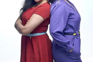 'TAMPARAN' WANITA: Pementasan muzikal 'Alkesah' yang dijayakan (dari kiri) Siti Nur Shafiqah Efandi (sebagai Sang Kancil) dan Siti Maznah (Nenek Kebayan) menyisipkan pesanan tentang pemerkasaan wanita menerusi paparan watak legenda dongeng Melayu. - Foto TUCKYS PHOTOGRAPHY