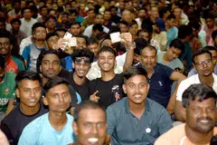 Pekerja migran menyertai perayaan Deepavali di Tuas South RC yang dianjurkan oleh pekerja migran pusat riadah (MWRC) pada 31 Oktober. 