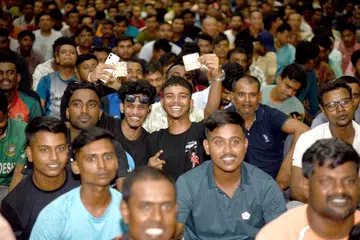 Pekerja migran menyertai perayaan Deepavali di Tuas South RC yang dianjurkan oleh pekerja migran pusat riadah (MWRC) pada 31 Oktober. 