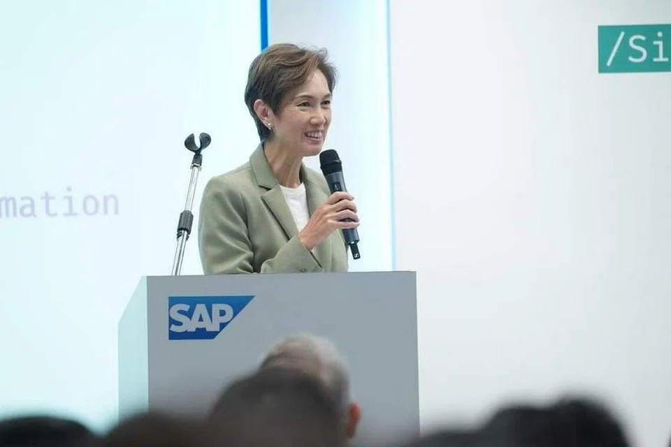 MANFAATKAN KECERDASAN BUATAN (AI): Sektor swasta mempunyai peranan untuk merealisasikan potensi AI demi kebaikan awam, kata Menteri Perhubungan dan Penerangan, Cik Josephine Teo, di persidangan masyarakat pembangun pertama penyedia perisian Jerman SAP di Singapura pada Rabu.