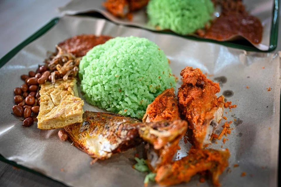 MENYELERAKAN: Nasi lemak yang dijual di gerai Pak Mandor Nasi Lemak di Blok 645, Yishun Street 41 mempunyai perisa pandan. Setiap set berharga $3.50, termasuk ayam dan ikan goreng.