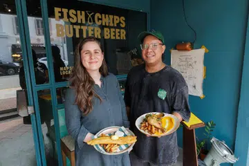 The Mad Sailors, fish and chips, kafe halal Singapura, Hayley Ridgewell, Sufi Hassan