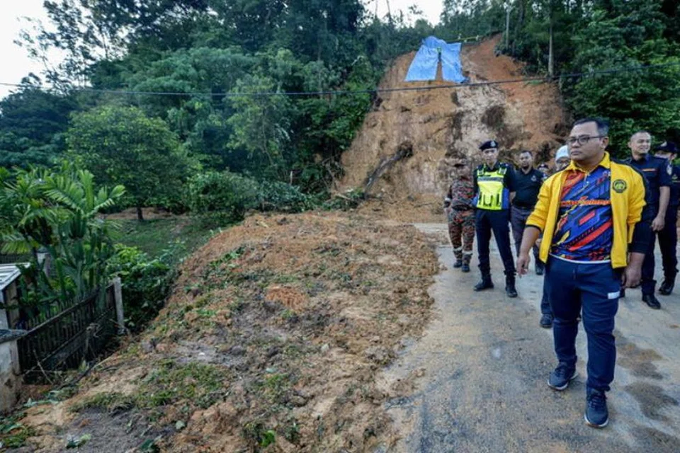 Menteri Besar Selangor, Datuk Seri Amirudin Shari, turun padang meninjau kesan tanah runtuh di Taman Melawati, Ulu Kelang, Selangor, pada 16 Oktober.