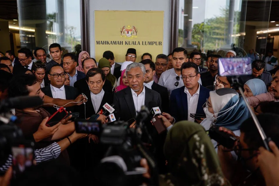 BERSIHKAN NAMA UMNO: Datuk Seri Dr Ahmad Zahid Hamidi (tengah) ketika sidang media di luar pekarangan Mahkamah Kuala Lumpur pada Isnin selepas dilepas tanpa dibebaskan oleh Mahkamah Tinggi daripada semua 47 pertuduhan pecah amanah, rasuah, dan pengubahan wang haram yang berkait dengan dana Yayasan Akalbudi diasaskannya.