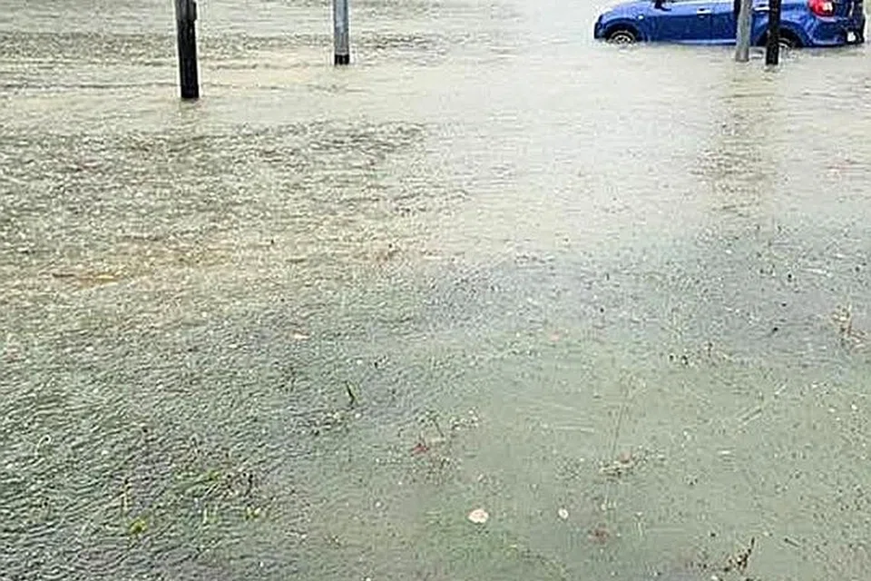 TERJEJAS: Antara kawasan yang dilanda banjir ialah di Upper Changi Road dan Bedok North Ave 4 (atas). - Foto-foto SINGAPORE ROAD ACCIDENT, FACEBOOK WEE SOON HO