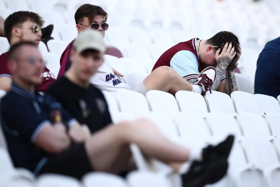 Penyokong West Ham jelas kecewa melihat pasukan yang disokong diturunkan dari[pada Liga Perdana England (EPL) selepas menamatkan musim ini di kalangan tiga tangga terbawah.